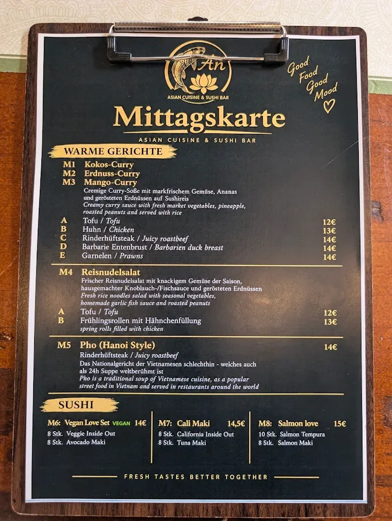 Mittagskarte von AN auf einem Holzklemmbrett mit goldenem Logo
